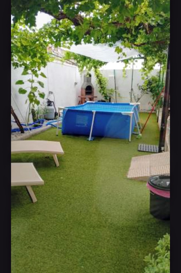 Jardín y piscina de apartamento turístico en Pozo Alcón